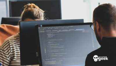 Programadores Trabajan Frente A Monitores Con Código, En Referencia A La Contratación De Juniors En Anthropic