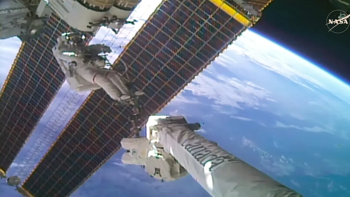 Caminata Espacial Caminata Espacial: Anil Menon En El Brazo Robótico Canadarm2 Junto A Los Paneles Solares De La Iss