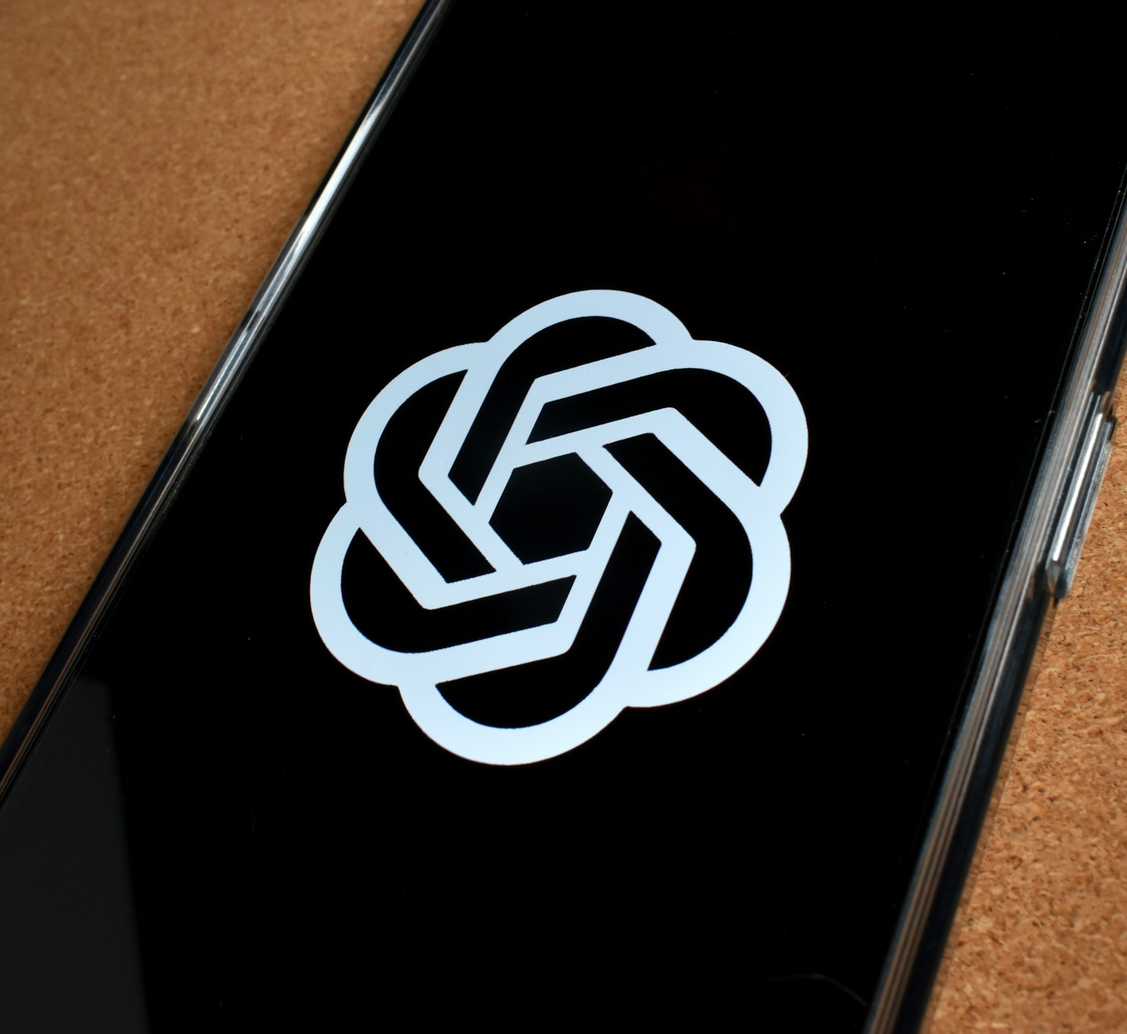 Logo De Chatgpt En La Pantalla De Un Smartphone, La App Por La Que Demandan A Openai