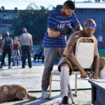 Jugabilidad de GTA 6: escena en un barrio de Leonida con un perro y una sesión de tatuajes