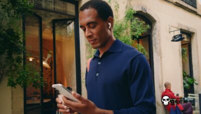 Usuario Revisa Su Iphone, En Referencia A Las Nuevas Reglas De La App Store
