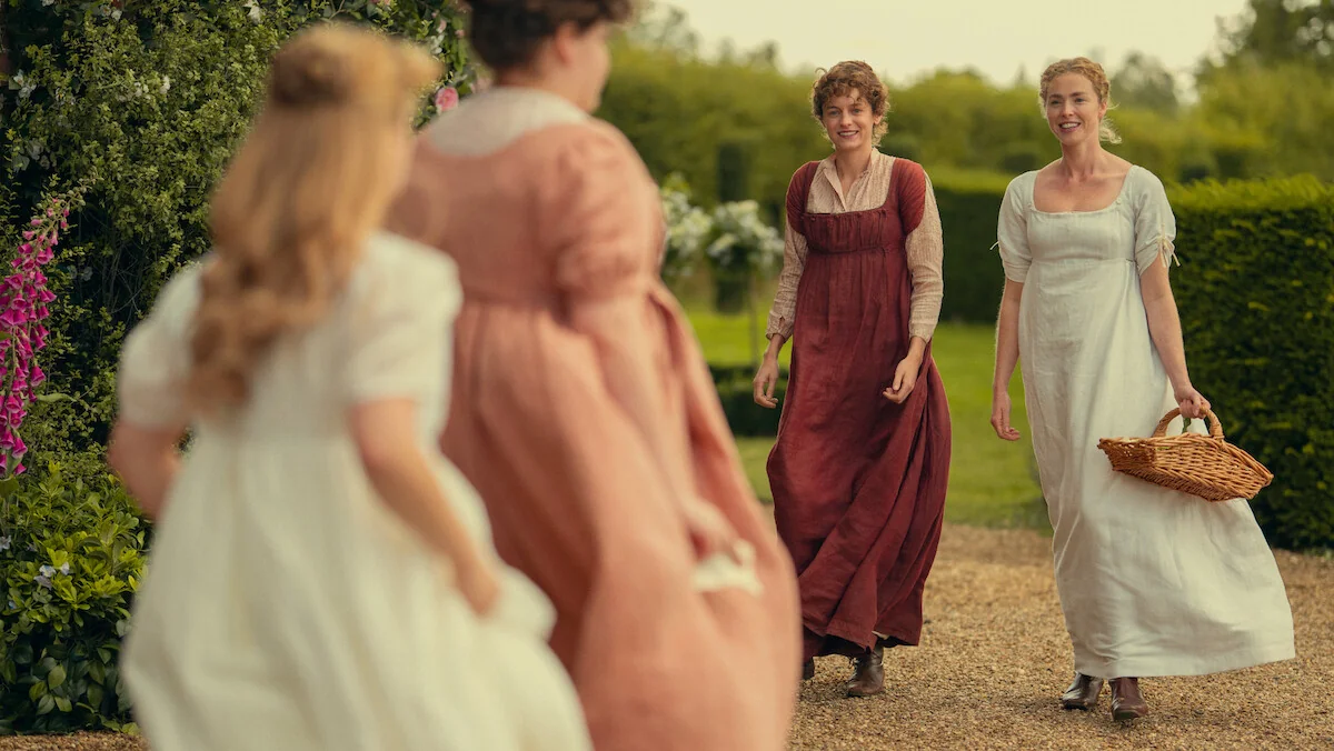 Orgullo Y Prejuicio Las Hermanas Bennet Pasean Por Un Jardín En Orgullo Y Prejuicio De Netflix