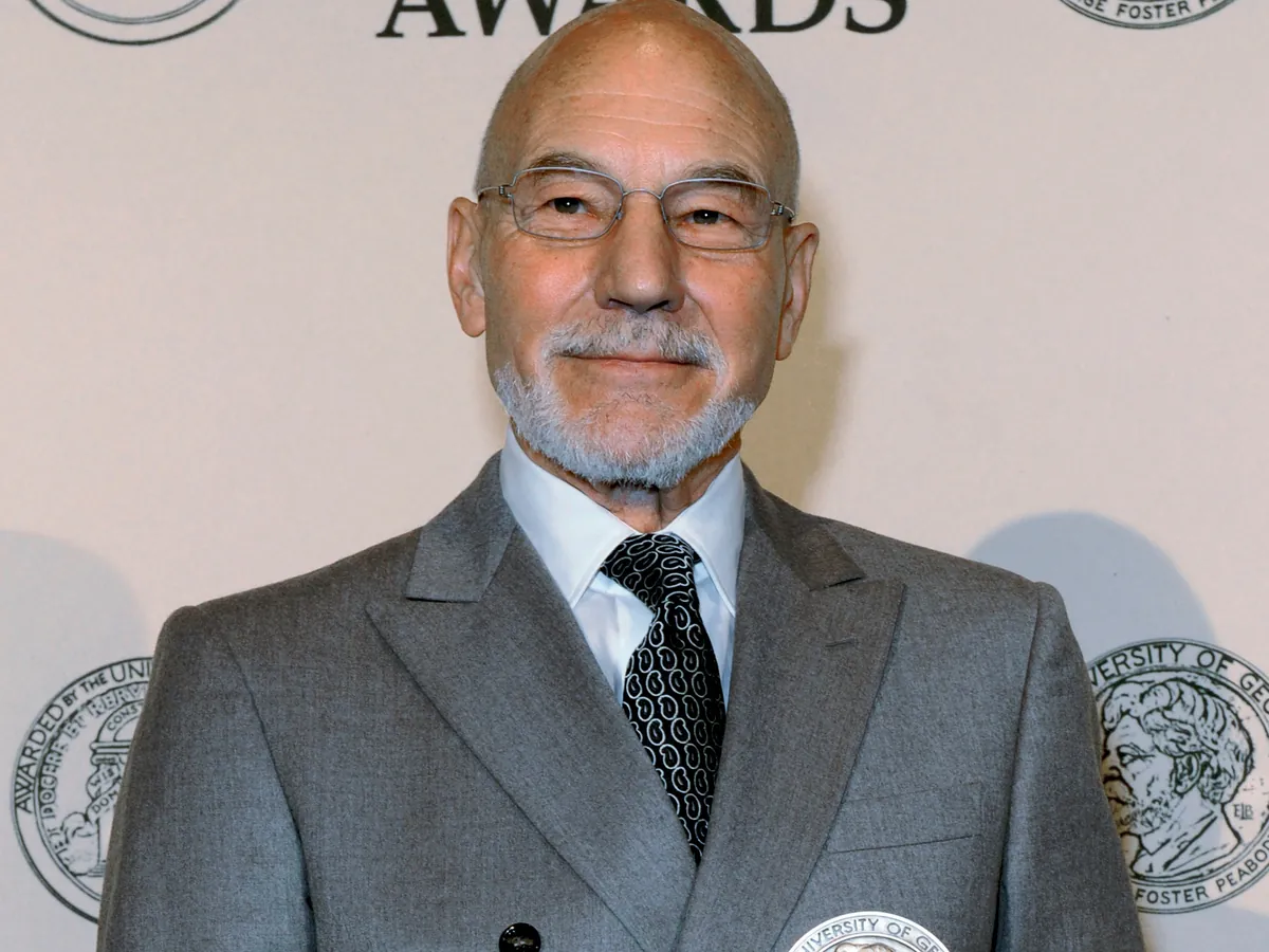 Patrick Stewart Posa Con Su Premio Peabody En 2012