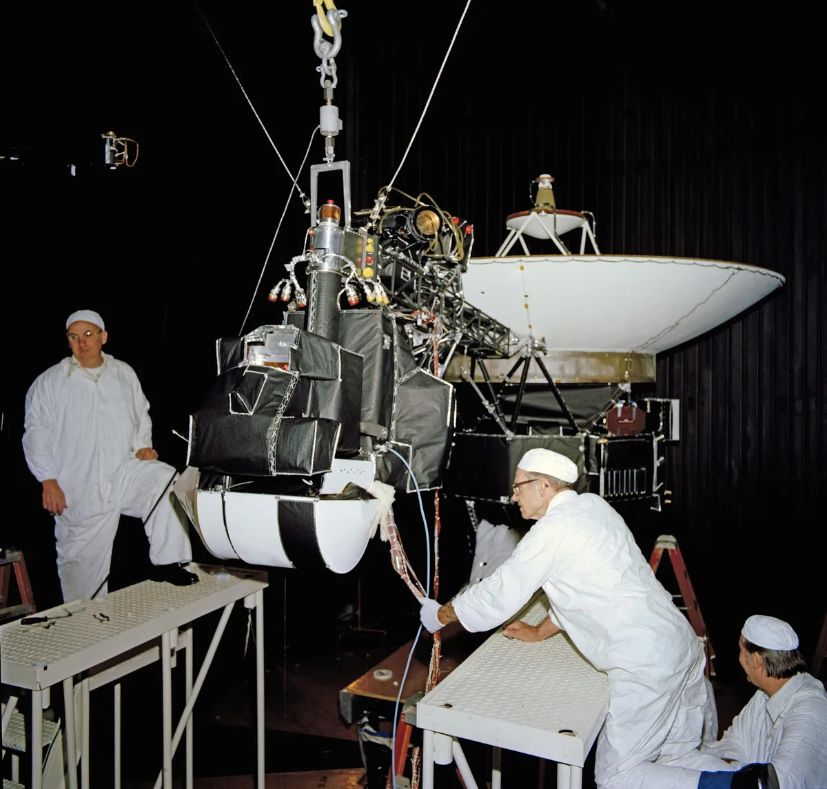 Voyager 1: Una De Las Sondas Voyager En La Cámara De Simulación Espacial Del Jpl En 1977